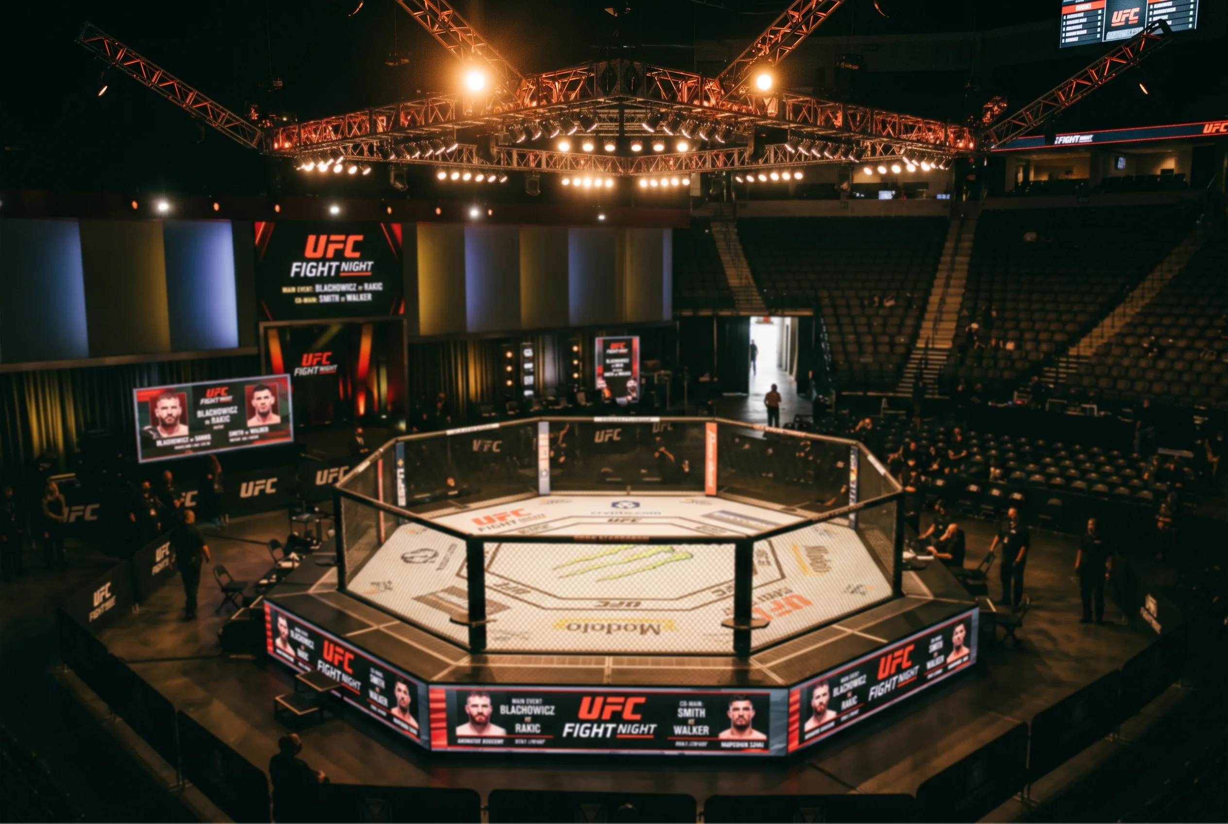 Leeres UFC-Octagon vor einem Fight-Night-Event mit Arena-Beleuchtung